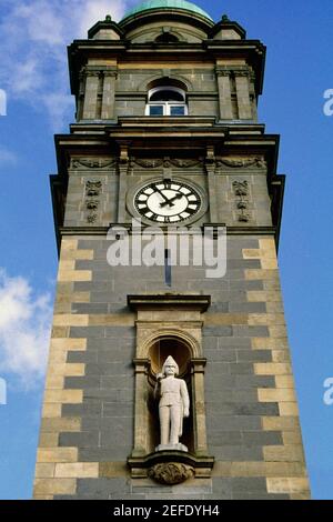Vue à angle bas de la tour d'horloge Enniskillen en Irlande du Nord Banque D'Images