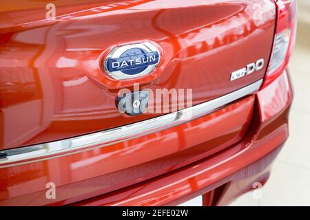 Russie, Izhevsk - 19 mars 2020 : salle d'exposition Datsun. Logo des nouvelles voitures à faire modernes dans la salle d'exposition du concessionnaire. Célèbre marque mondiale. Banque D'Images