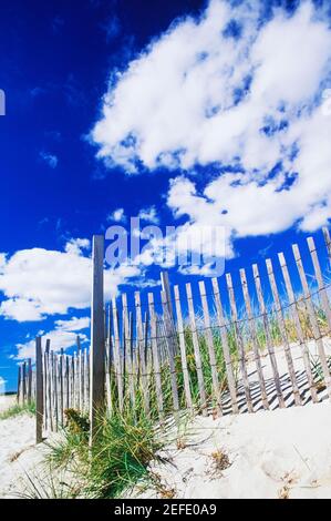 Clôture en bois sur la plage, Cape Cod, Massachusetts, États-Unis Banque D'Images