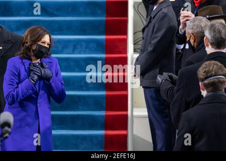 Le vice-président élu Kamala Harris accueille l'ancien président Barack Obama mercredi 20 janvier 2021, alors qu'elle et son mari, M. Doug Emhoff, arrivent à la plate-forme d'inauguration au Capitole des États-Unis à Washington, D.C., pour la 59e inauguration présidentielle. Banque D'Images