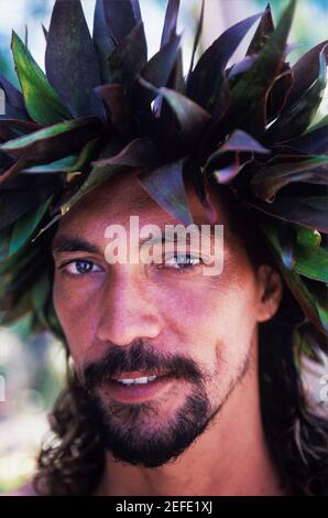 Portrait d'un jeune homme portant une adresse, Hawaii, États-Unis Banque D'Images