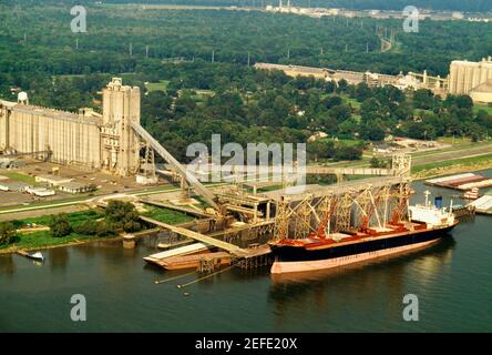 Vue aérienne des navires-conteneurs chargés de grain, fleuve Mississippi, Nouvelle-Orléans, Louisiane, États-Unis Banque D'Images