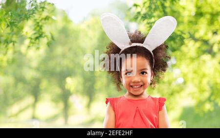 Happy little girl portant des oreilles de lapin de Pâques Banque D'Images