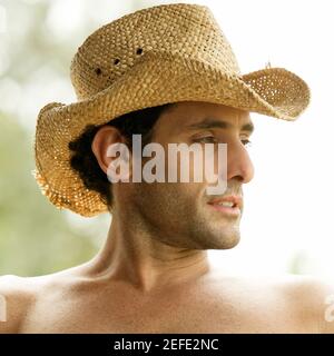 Gros plan d'un homme adulte de taille moyenne portant un chapeau de cow-boy Banque D'Images
