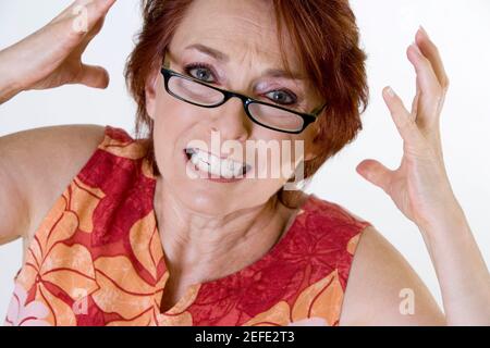 Portrait d'une femme âgée qui a l'air frustrée Banque D'Images