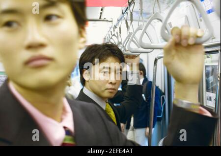 Deux hommes d'affaires voyageant dans un train Banque D'Images