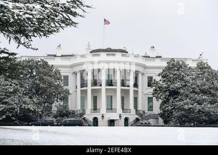 La neige couvre la pelouse sud de la Maison Blanche le lundi 1er février 2021. Banque D'Images