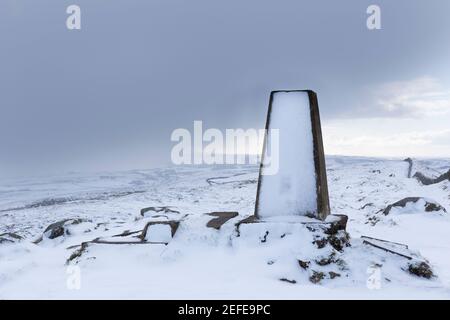 The Trig point on Winshield Crags, Hadrien's Wall, Northumberland, Royaume-Uni Banque D'Images