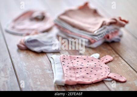 gros plan des vêtements de bébé sur une table en bois Banque D'Images