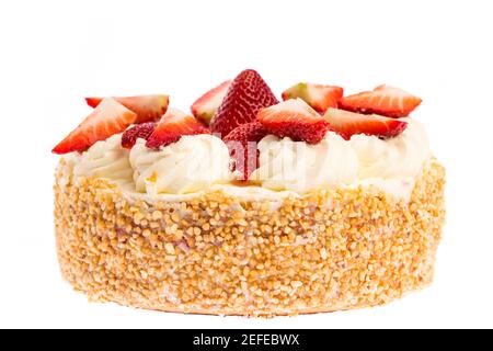 Gâteau aux fraises - vue de face isolée sur fond blanc Banque D'Images