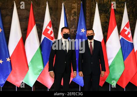 Cracovie, Pologne. 17 février 2021. Le Premier ministre polonais Mateusz Morawiecki (R) et le Premier ministre slovaque Igor Matovic ont vu poser une photo au début officiel du 30ème anniversaire du Sommet V4.Sommet des chefs de gouvernement du Groupe de Visegrad (V4) à l'occasion du 30ème anniversaire de la coopération de Visegrad. Le sommet diplomatique est accueilli par les Polonais, qui présideront le groupe jusqu'en juin 2021. Crédit : SOPA Images Limited/Alamy Live News Banque D'Images