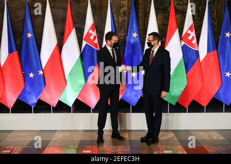 Cracovie, Pologne. 17 février 2021. Le Premier ministre polonais Mateusz Morawiecki (R) et le Premier ministre slovaque Igor Matovic ont assisté au début officiel du 30ème anniversaire du Sommet V4.Sommet des chefs de gouvernement du Groupe de Visegrad (V4) à l'occasion du 30ème anniversaire de la coopération de Visegrad. Le sommet diplomatique est accueilli par les Polonais, qui présideront le groupe jusqu'en juin 2021. Crédit : SOPA Images Limited/Alamy Live News Banque D'Images