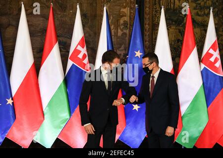 Cracovie, Pologne. 17 février 2021. Le Premier ministre polonais Mateusz Morawiecki (R) et le Premier ministre slovaque Igor Matovic ont assisté au début officiel du 30ème anniversaire du Sommet V4.Sommet des chefs de gouvernement du Groupe de Visegrad (V4) à l'occasion du 30ème anniversaire de la coopération de Visegrad. Le sommet diplomatique est accueilli par les Polonais, qui présideront le groupe jusqu'en juin 2021. Crédit : SOPA Images Limited/Alamy Live News Banque D'Images