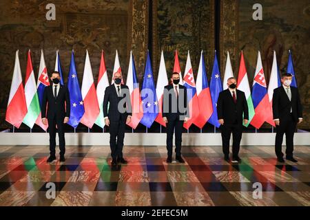 Cracovie, Pologne. 17 février 2021. (De gauche à droite) le Premier ministre slovaque Igor Matovic, le Président du Conseil européen Charles Michel, le Premier ministre polonais Mateusz Morawiecki, le Premier ministre hongrois Victor Orban et le Premier ministre tchèque Andrej Babis ont présenté une photo au début officiel du 30e anniversaire du Sommet V4. Sommet des chefs de gouvernement du Groupe de Visegrad (V4) à l'occasion du 30e anniversaire de la coopération de Visegrad. Le sommet diplomatique est accueilli par les Polonais, qui présideront le groupe jusqu'en juin 2021. Crédit : SOPA Images Limited/Alamy Live News Banque D'Images