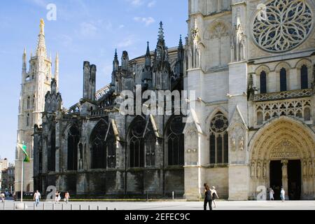 Façade d'une église, Cathédrale de Bordeaux, Tour Pey Berland, Bordeaux, Aquitaine, France Banque D'Images