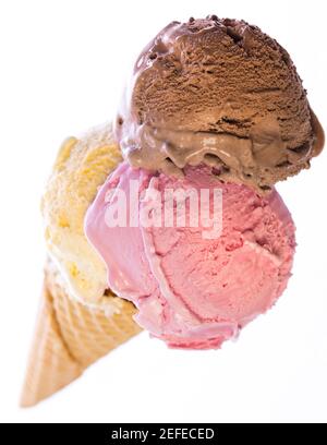 vue de dessus de véritable cône de glace comestible avec 3 boules différentes de crème glacée (vanille, chocolat, fraise) isolées sur fond blanc Banque D'Images
