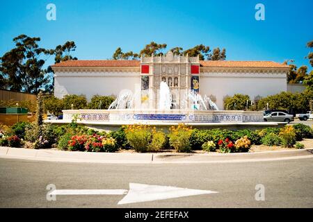 Vue panoramique d'une fontaine à l'extérieur d'un bâtiment, Fontaine Plaza de Panama, Parc Balboa, San Diego, Californie, Etats-Unis Banque D'Images
