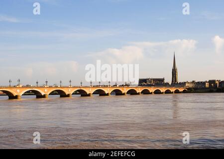 Pont d'arche traversant une rivière, Pont de Pierre, Basilique Saint-Michel, Rivière Garonne, Bordeaux, Aquitaine, France Banque D'Images