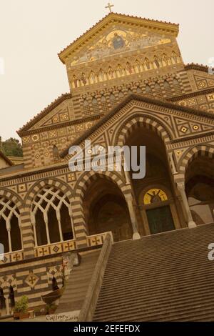 Vue à angle bas d'une cathédrale, Cattedrale di SantÅ½ Andrea, Costiera Amalfitana, Amalfi, Salerne, Campanie, Italie Banque D'Images