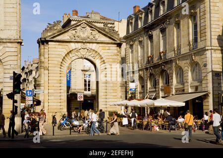 Touristes dans une rue, porte Dijeaux, Vieux Bordeaux, Bordeaux, France Banque D'Images