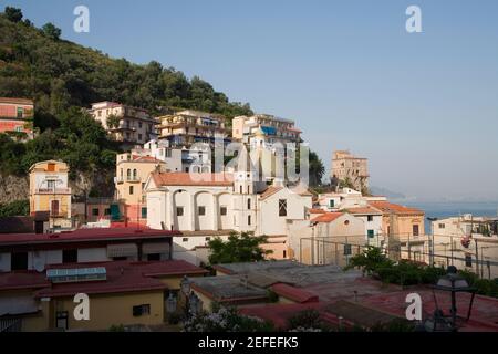 Maisons dans une ville, Vietri sul Mare, Costiera Amalfitana, Salerne, Campanie, Italie Banque D'Images