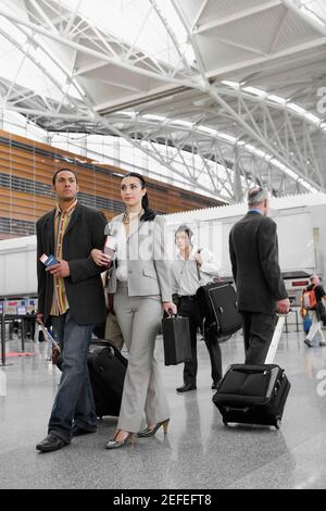 Les cadres d'affaires qui se promou à l'aéroport Banque D'Images