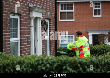 Un employé du NHS Test and Trace fait un appel dans une maison lors d'un programme de tests d'appoint avec des habitants de Bramley, près de Basingstoke, dans le Hampshire, après qu'un cas de la variante sud-africaine de Covid-19 ait été identifié dans le village. Date de la photo: Mercredi 17 février 2021. Banque D'Images