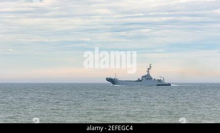 Navire militaire patrouilant sur la côte de la mer Baltique Banque D'Images