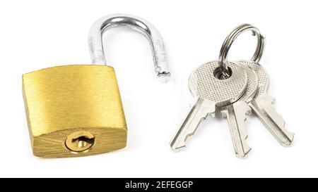 Ouvrez le cadenas jaune et les touches isolées sur fond blanc avec masque Banque D'Images