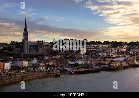 Coucher de soleil sur le port de Cobh à Cork, Irlande Banque D'Images