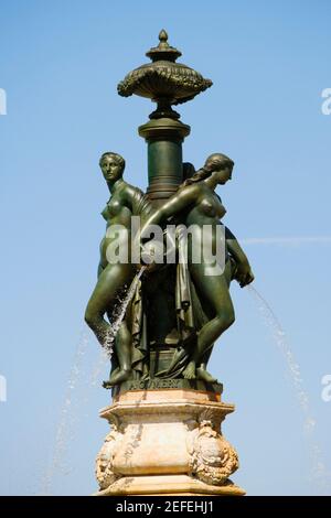 Vue à angle bas d'une statue de fontaine, Fontaine des trois Grâces, Bordeaux, Aquitaine, France Banque D'Images