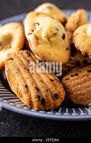 Madeleine au chocolat. Petits gâteaux français traditionnels sur l'assiette. Banque D'Images