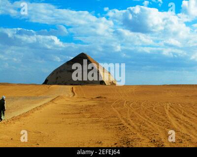 Pyramides dans un paysage aride, pyramide rhomboïdale, dashur, Egypte Banque D'Images