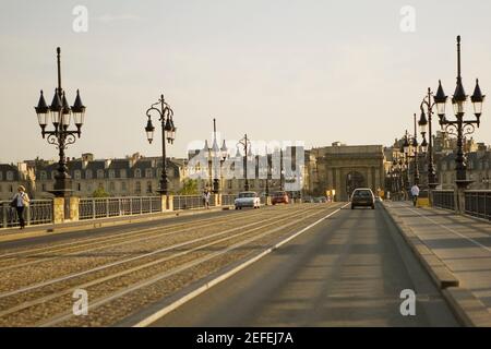 Voitures sur la route, porte de Bourgogne, Pont de Pierre, Garonne, Bordeaux, Aquitaine, France Banque D'Images