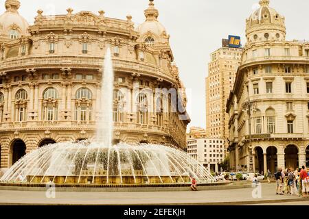 Fontaine devant les bâtiments, Piazza de Ferrari, Palazzo Della Borsa, Museo dellÅAccademia Ligustica di Belle Arti, Gênes, Italie Banque D'Images