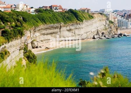 Falaises en bord de mer, Baie de Biarritz, Biarritz, Pyrénées Atlantiques, France Banque D'Images