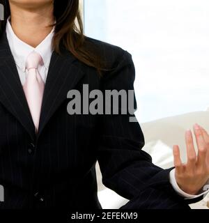 Vue en section centrale d'une femme d'affaires assise dans le lotus position Banque D'Images