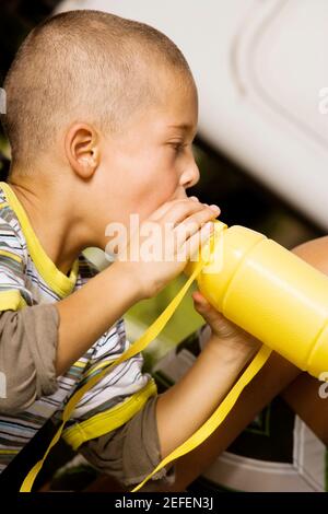 Close-up of a boy l'eau potable à partir d'une bouteille d'eau Banque D'Images