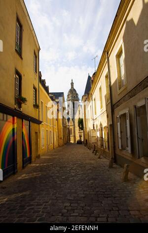 Bâtiments le long d'une allée, le Mans, Sarthe, pays de la Loire, France Banque D'Images