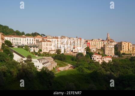 Vue panoramique sur une ville, Vietri sul Mare, Costiera Amalfitana, Salerno, Campanie, Italie Banque D'Images