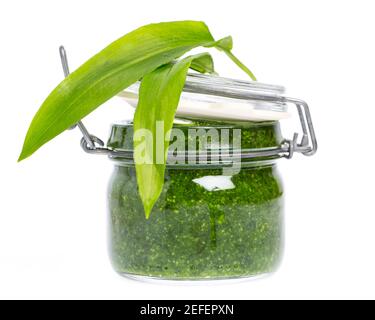 Pesto à l'ail sauvage en verre avec feuilles d'ail sauvage Banque D'Images