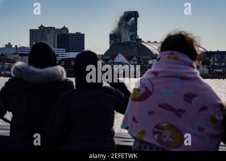 Atlantic City, États-Unis. 17 février 2021. Les spectateurs assistent à la démolition de l'ancien Trump Plaza Hotel and Casino à Atlantic City, aux États-Unis. L'hôtel et le casino appartenant à l'ancien président Donald Trump ont été fermés en 2014 après avoir fait faillite plusieurs fois. Crédit : Chase Sutton/Alay Live News Banque D'Images