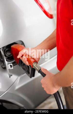 Vue en coupe centrale d'un homme ravitaillant une voiture Banque D'Images