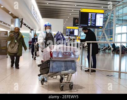 Londres, Royaume-Uni. 17 février 2021. Passagers internationaux arrivant au terminal 2 de Heathrow. Toute personne arrivant des pays de la « liste rouge » doit mettre en quarantaine dans un hôtel de l'aéroport pendant 10 jours pour un coût de 1750 £. Crédit : Mark Thomas/Alay Live News Banque D'Images