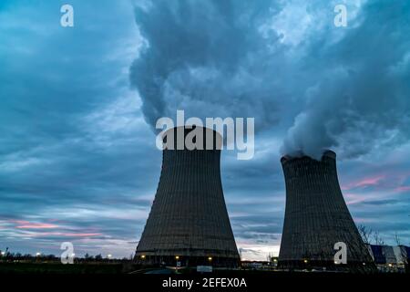 Dampierre-en-Burly, France. 16 février 2021. Tours de refroidissement électrique de France (EDF) à la centrale nucléaire de Dampierre-en-Burly France. Banque D'Images