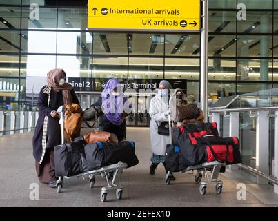 Londres, Royaume-Uni. 17 février 2021. Passagers internationaux arrivant au terminal 2 de Heathrow. Toute personne arrivant des pays de la « liste rouge » doit mettre en quarantaine dans un hôtel de l'aéroport pendant 10 jours pour un coût de 1750 £. Crédit : Mark Thomas/Alay Live News Banque D'Images