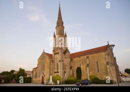 Vue à angle bas d'une église, Bordeaux, Aquitaine, France Banque D'Images