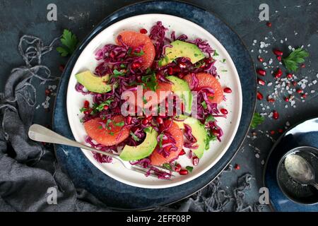 Salade de chou rouge avec avocat, pamplemousse et grenade. Alimentation. Vue de dessus. Banque D'Images