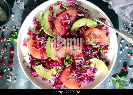 Salade de chou rouge avec avocat, pamplemousse et grenade. Alimentation. Vue de dessus. Banque D'Images