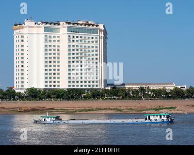 Sokha Hôtel, un grand hôtel de luxe cinq étoiles sur la péninsule de Chroy Changvar, où le Tonle SAP et le Mékong se rencontrent à Phnom Penh. La rivière Tonle SAP et un f Banque D'Images